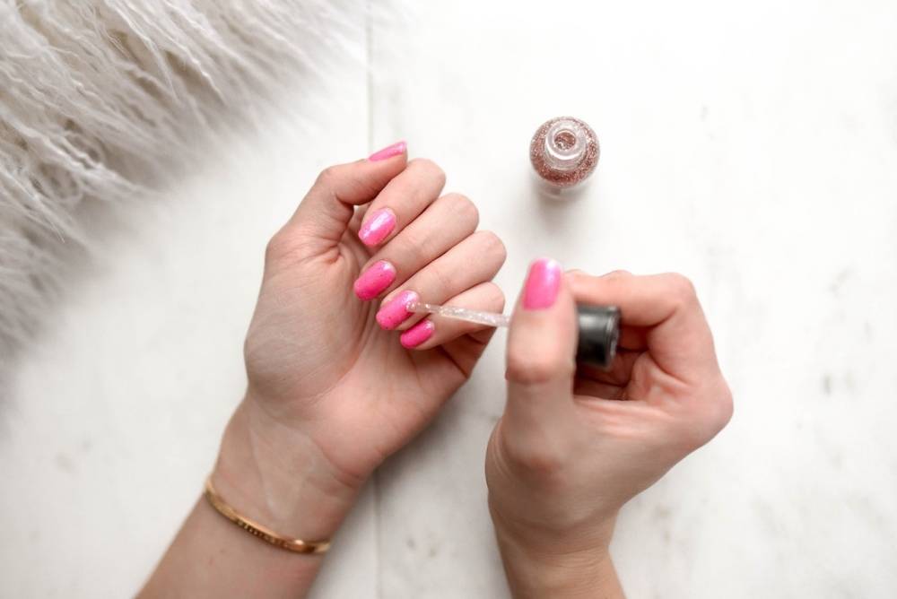 7 Ide Desain Nail Art Bertemakan Natal dan Tahun Baru